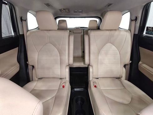 Used 2023 Toyota Highlander XLE AWD/4WD image 22