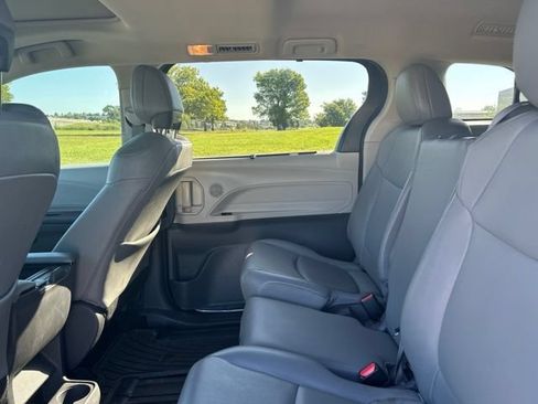 Used 2021 Toyota Sienna XLE w/ XLE Plus Package FWD image 9