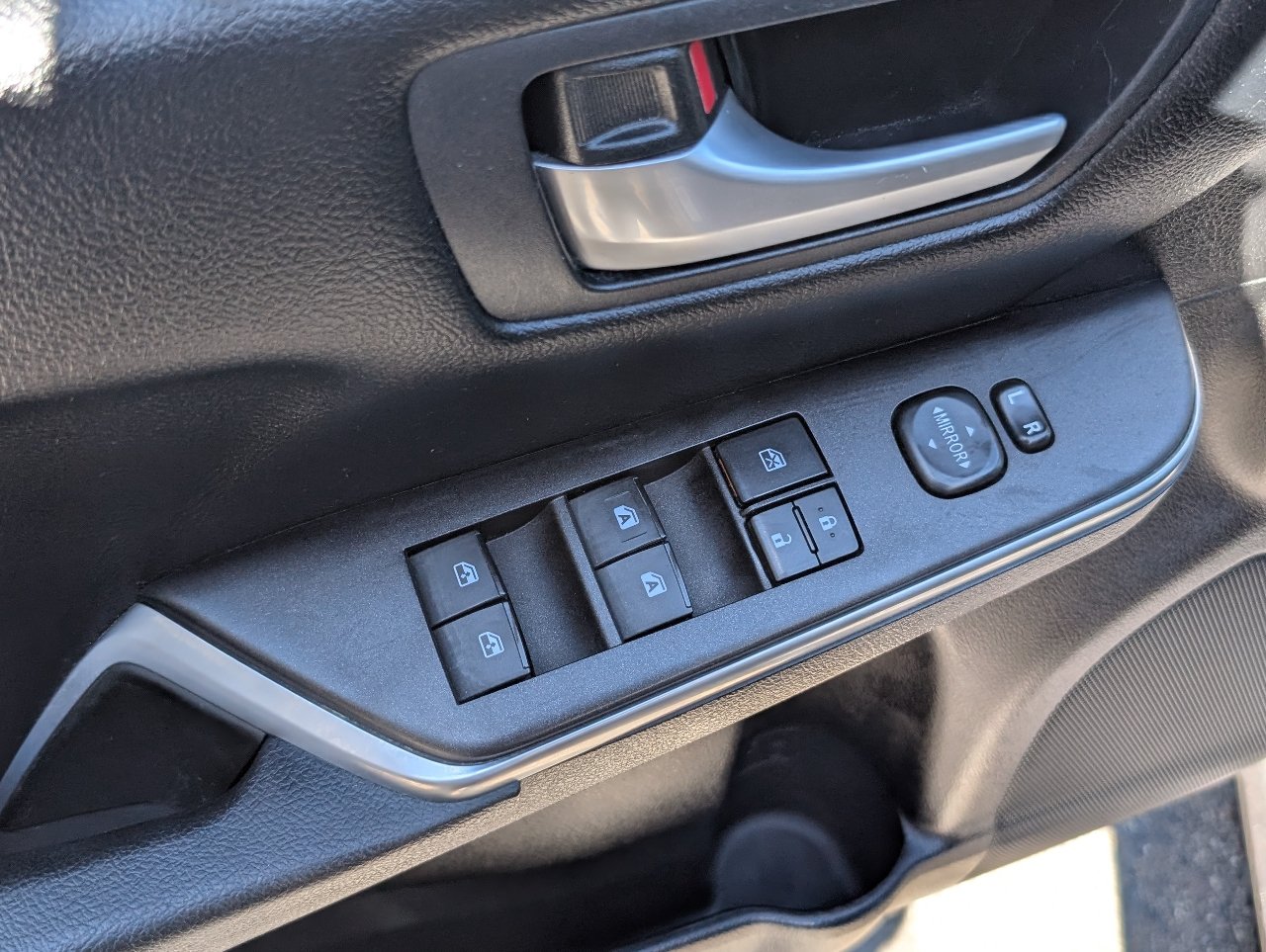Used 2016 Toyota Camry SE FWD image 15