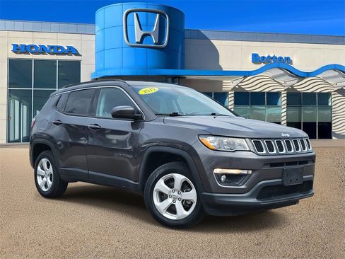Used 2019 Jeep Compass Latitude image 1