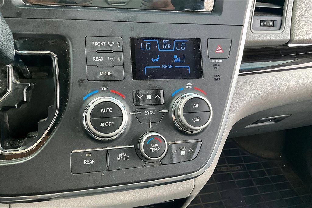 Used 2015 Toyota Sienna XLE FWD image 15