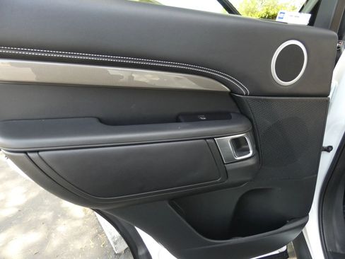 Used 2020 Land Rover Discovery HSE Luxury image 48