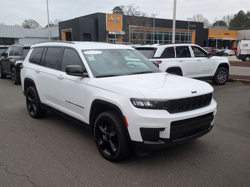 Used 2023 Jeep Grand Cherokee L Laredo image 3