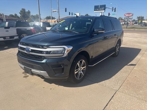 Used 2022 Ford Expedition Max XLT image 2