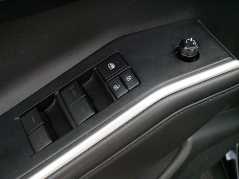 Used 2021 Toyota Highlander XLE AWD/4WD image 19