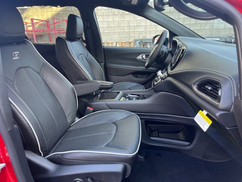 New 2026 Chrysler Pacifica Limited image 25