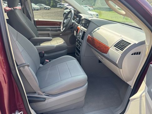 Used 2009 Chrysler Town & Country Touring FWD image 25