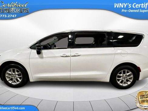 Used 2024 Chrysler Pacifica Touring-L FWD image 9