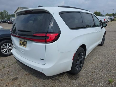 Used 2023 Chrysler Pacifica Touring-L w/ S Appearance Package AWD/4WD image 6