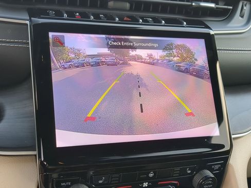 Used 2023 Jeep Grand Cherokee L Limited w/ Luxury Tech Group II image 16