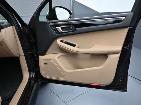 Certified 2025 Porsche Macan image 28