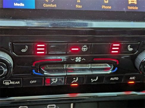 Used 2023 Jeep Grand Cherokee Limited image 24