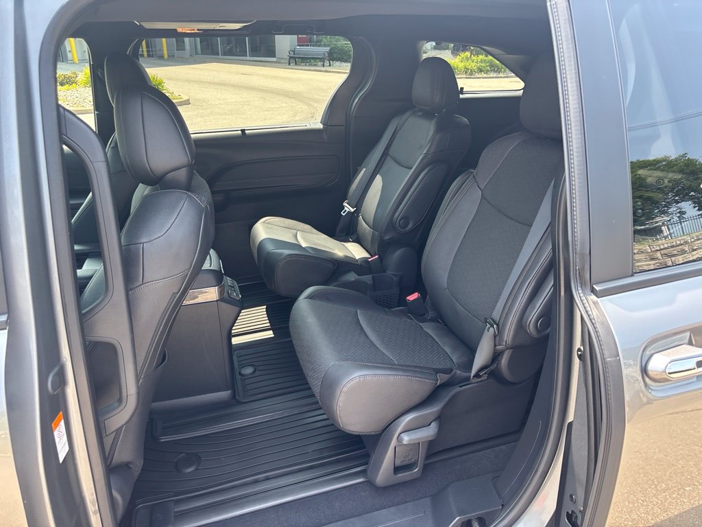 Used 2026 Toyota Sienna Platinum AWD/4WD image 11