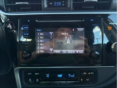 Used 2017 Toyota Corolla SE FWD image 19