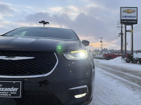 Used 2024 Chrysler Pacifica Touring-L image 10