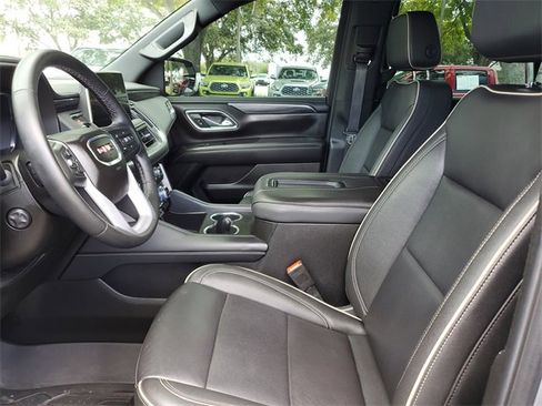 Used 2024 GMC Yukon XL SLT w/ SLT Luxury Package image 18