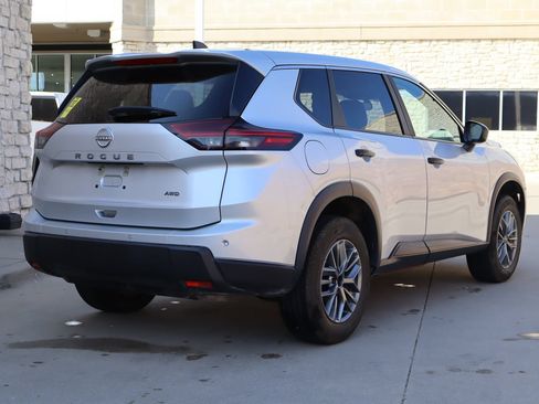 Used 2024 Nissan Rogue S AWD/4WD image 3