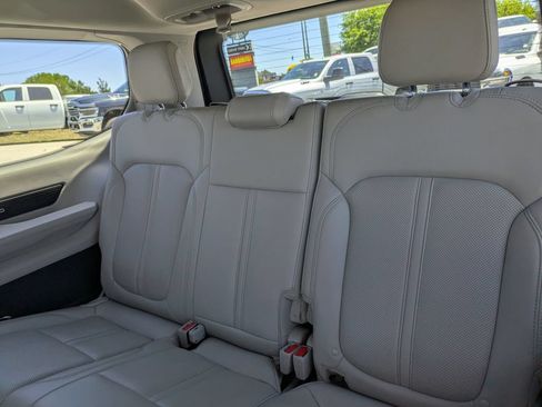 Used 2024 Jeep Wagoneer Series III AWD/4WD image 16
