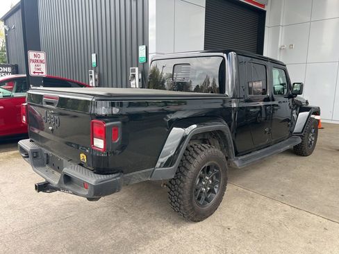 Used 2025 Jeep Gladiator Sport image 4