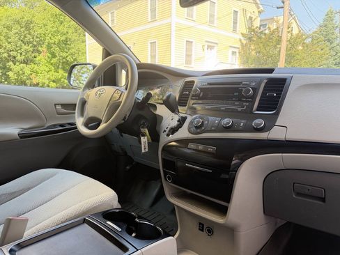 Used 2011 Toyota Sienna LE w/ Towing Pkg FWD image 15