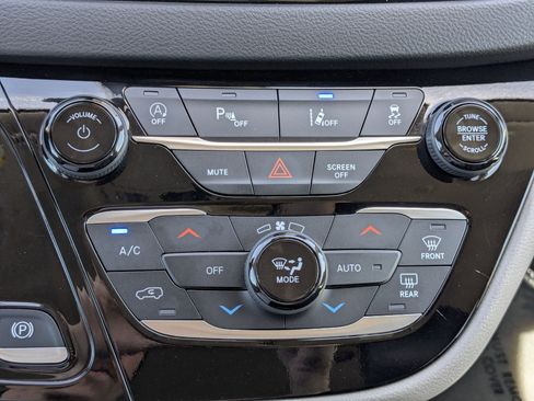 Used 2024 Chrysler Pacifica Touring-L FWD image 26