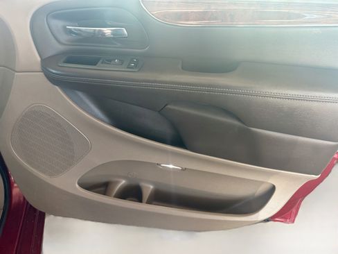 Used 2013 Chrysler Town & Country Touring FWD image 30