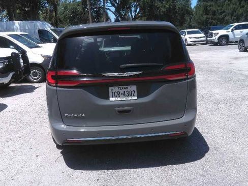 Used 2023 Chrysler Pacifica Touring-L FWD image 5