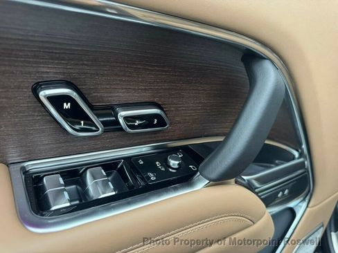 Used 2025 Land Rover Range Rover Long Wheelbase Autobiography image 19