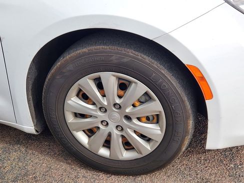 Used 2020 Chrysler Voyager L FWD image 14