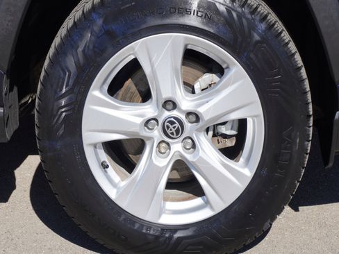 Used 2021 Toyota RAV4 XLE w/ XLE Grade Weather Package image 5