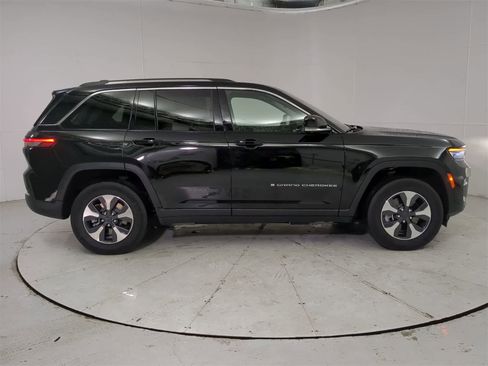 Used 2023 Jeep Grand Cherokee w/ Luxury Tech Group II image 7