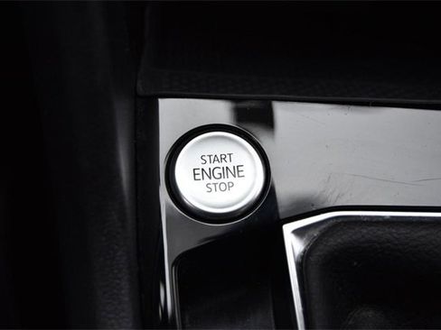 Certified 2022 Volkswagen Taos SEL w/ Panoramic Sunroof Package image 17