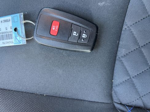 Used 2020 Toyota C-HR XLE FWD image 34