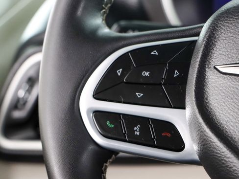 Used 2023 Chrysler Pacifica Touring-L FWD image 13