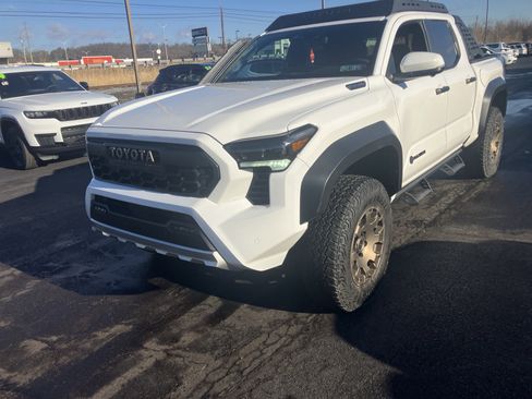 Used 2025 Toyota Tacoma 4x4 Double Cab Hybrid image 8