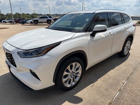 Used 2021 Toyota Highlander Limited image 3