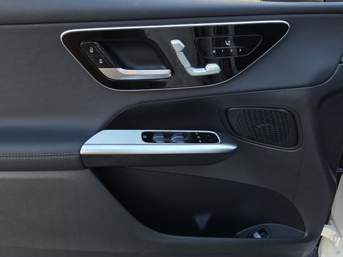 Used 2025 Mercedes-Benz GLC 300 image 29