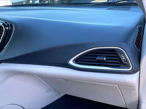 Used 2024 Chrysler Pacifica Touring-L image 14