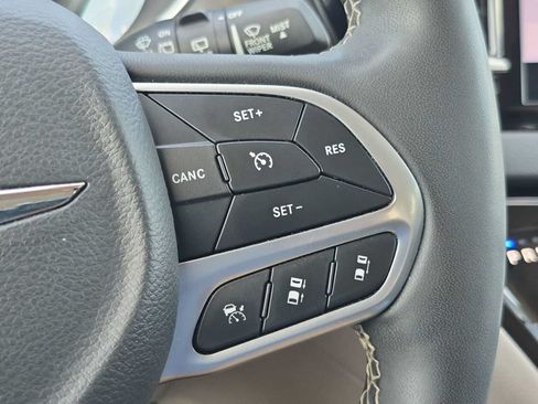 Used 2024 Chrysler Pacifica Touring-L FWD image 24