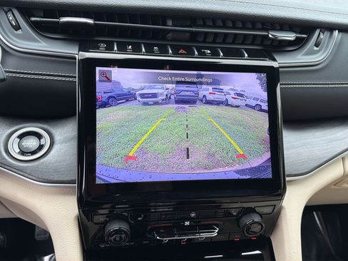 Used 2023 Jeep Grand Cherokee Limited AWD/4WD image 19