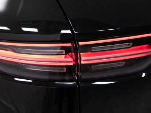 Certified 2023 Porsche Cayenne Platinum Edition image 35