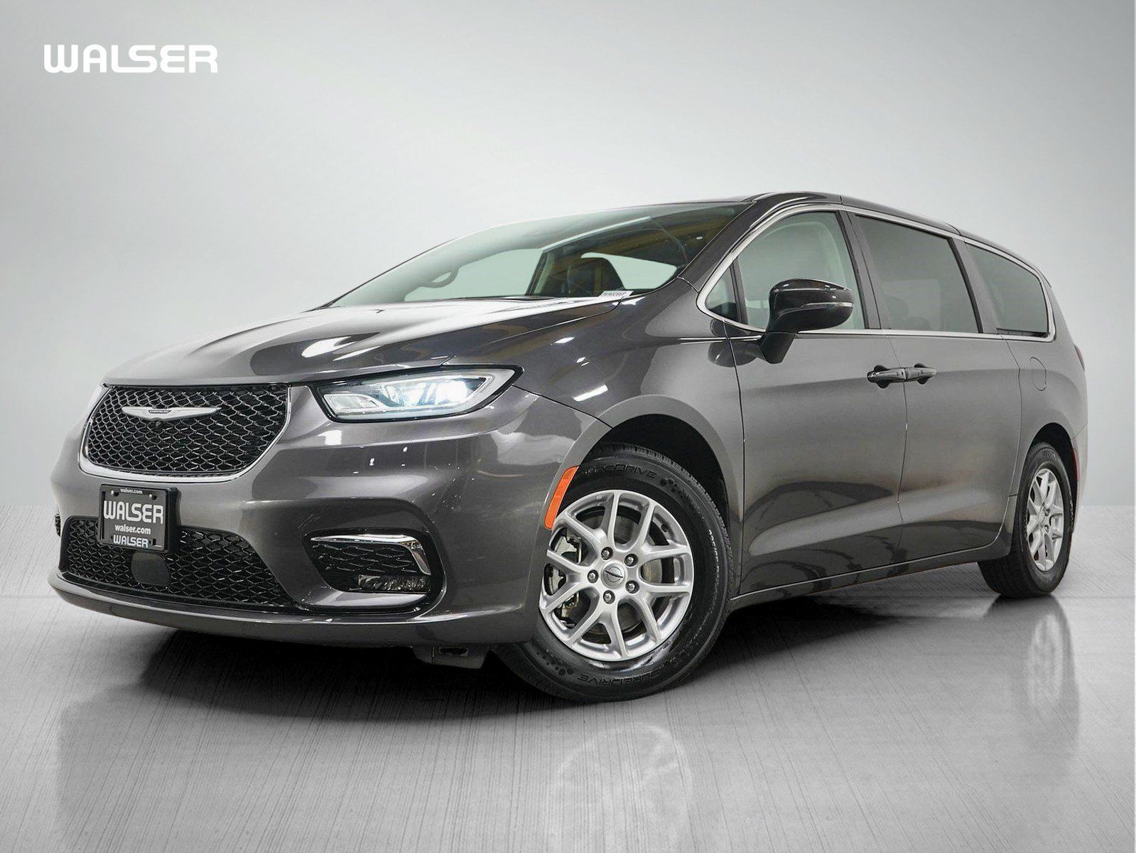 Used 2023 Chrysler Pacifica Touring-L FWD image 1