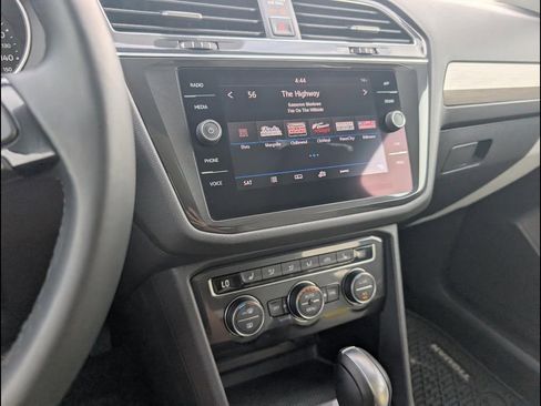 Used 2018 Volkswagen Tiguan SE image 16