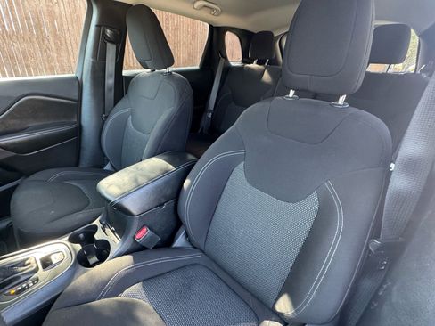 Used 2019 Jeep Cherokee Latitude w/ Popular Appearance Group FWD image 23