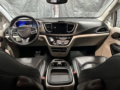 Used 2017 Chrysler Pacifica Touring-L image 13