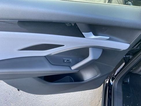 New 2025 Volkswagen Tiguan SE image 60