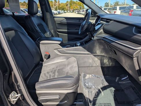 Used 2023 Jeep Grand Cherokee Altitude image 10