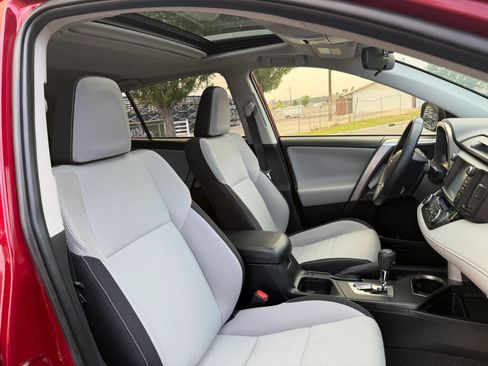 Used 2018 Toyota RAV4 XLE AWD/4WD image 19
