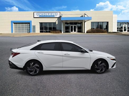 Used 2025 Hyundai Elantra Sport FWD image 2