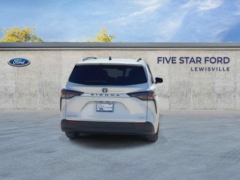 Used 2025 Toyota Sienna XLE AWD/4WD image 7